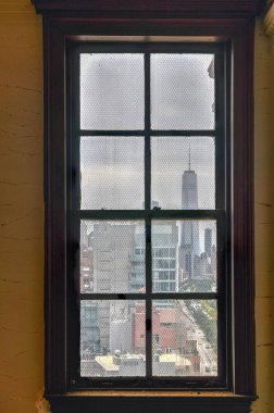 Şehir merkezindeki Manhattan bir pencereden görünümü üzerinde West Side New York City