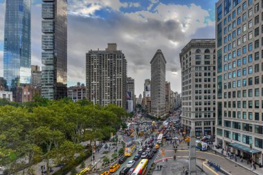 New York City - 10 Ekim 2018: Hava görünümünü düz bina inşa edilmiş, Nyc Fifth Avenue ve taksi taksi ile ilk gökdelenler biri demir.