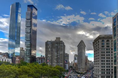 New York City - 10 Ekim 2018: Hava görünümünü düz bina inşa edilmiş, Nyc Fifth Avenue ve taksi taksi ile ilk gökdelenler biri demir.