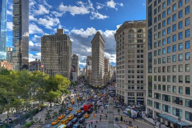 New York City - 10 Ekim 2018: Hava görünümünü düz bina inşa edilmiş, Nyc Fifth Avenue ve taksi taksi ile ilk gökdelenler biri demir.
