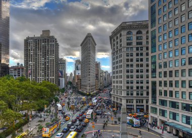 New York City - 10 Ekim 2018: Hava görünümünü düz bina inşa edilmiş, Nyc Fifth Avenue ve taksi taksi ile ilk gökdelenler biri demir.