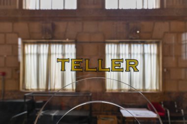 Eski moda teller pencere işareti klasik tarza sahip bir binada banka.