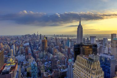 Midtown Manhattan güneye doğru şehir New York'ta bakarak towering gökdelenler.