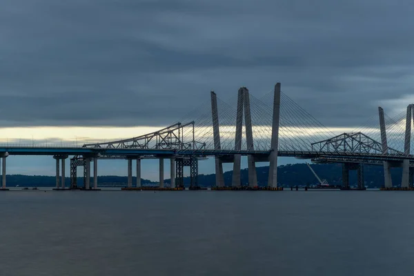 ハドソン川を渡ってドラマチックな日没と共存する新旧のタッパンジー橋 — ストック写真
