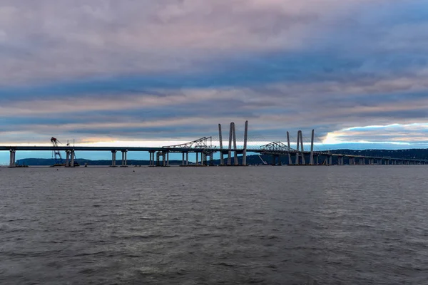 Stare Nowe Mosty Tappan Zee Współistniejących Przez Rzekę Hudson Dramatyczny — Zdjęcie stockowe