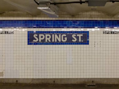 New York City - 15 Kasım 2018: Bahar Street Metro İstasyonu'na bir satırı boyunca New York'ta.
