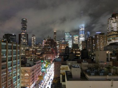 New York şehir manzarası bir bulutlu, sisli akşam Tribeca üzerinden.