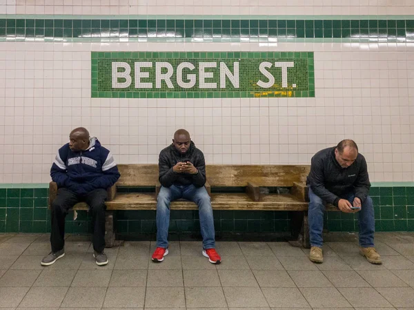 New York City November 2018 Pendelaars Wachten Het Metrostation Van — Stockfoto