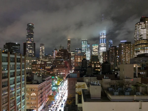 トライベッカから曇り 霧の夜にニューヨークのダウンタウン スカイライン — ストック写真