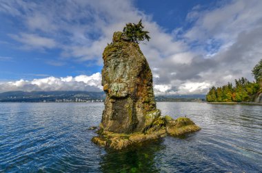 Siwash Rock, Squamish adı Skaish, ünlü rock outcropping oluşumu Stanley Park deniz kenarındaki sete Vancouver British Columbia Amerika Birleşik Devletleri tarafından da bilinen