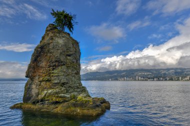 Siwash Rock, Squamish adı Skaish, ünlü rock outcropping oluşumu Stanley Park deniz kenarındaki sete Vancouver British Columbia Amerika Birleşik Devletleri tarafından da bilinen