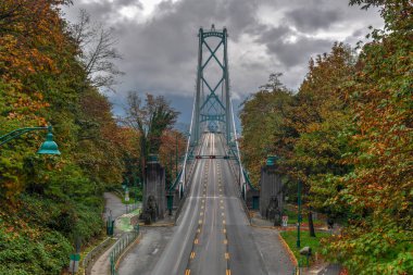 Lions Gate Köprüsü ile sonbahar Stanley Park, Vancouver, Kanada dan görüldüğü gibi bırakır. Lions Gate Köprüsü, resmen ilk daraltır Köprüsü bilinen 1938 yılında açılan bir süspansiyon köprüdür.