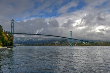 Lions Gate Köprüsü Stanley Park, Vancouver, Kanada dan görüldüğü gibi. Lions Gate Köprüsü, resmen ilk daraltır Köprüsü bilinen 1938 yılında açılan bir süspansiyon köprüdür.