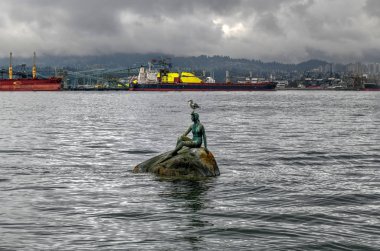 Vancouver, Kanada'nın ikonik kız ağır sanayi karşı kuzey kıyısında ayarla ıslak elbiseli.