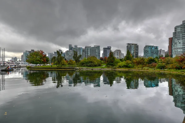 从加拿大温哥华斯坦利公园欣赏温哥华市中心的全景 — 图库照片