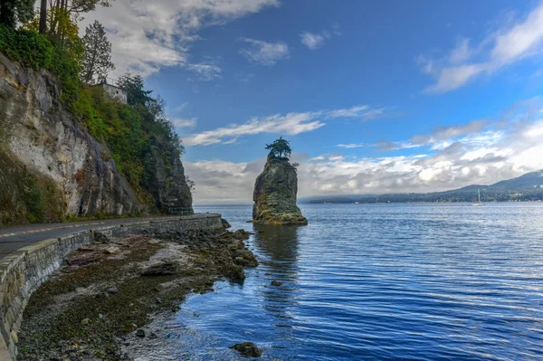 Siwash Rock Also Known Squamish Name Skaish Famous Rock Outcropping — Stock Photo, Image