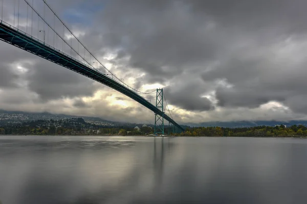 从加拿大温哥华斯坦利公园看到的狮门桥 1938年开通的狮子门大桥 被正式称为 第一窄桥 是一座悬索桥 — 图库照片