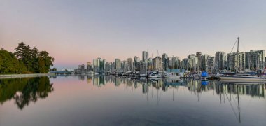 Vancouver Downtown manzarası alacakaranlıkta Stanley Park, Amerika Birleşik Devletleri.