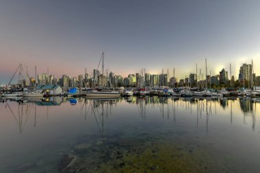 Vancouver Downtown manzarası alacakaranlıkta Stanley Park, Amerika Birleşik Devletleri.