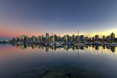 Vancouver Downtown manzarası alacakaranlıkta Stanley Park, Amerika Birleşik Devletleri.