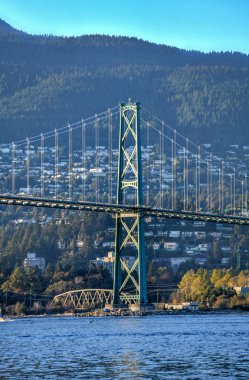 Lions Gate Köprüsü Stanley Park, Vancouver, Kanada dan görüldüğü gibi. Lions Gate Köprüsü, resmen ilk daraltır Köprüsü bilinen 1938 yılında açılan bir süspansiyon köprüdür.