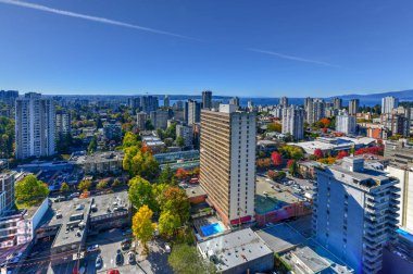 Vancouver, British Columbia, Kanada modern şehir siluetinin güneşli bir gün boyunca havadan görünümü.