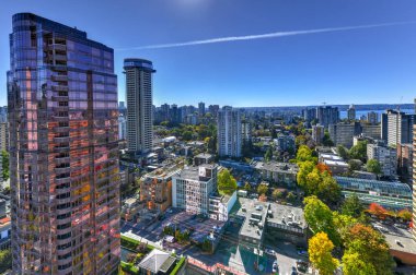 Vancouver, British Columbia, Kanada modern şehir siluetinin güneşli bir gün boyunca havadan görünümü.