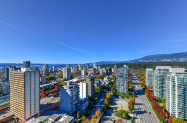 Vancouver, British Columbia, Kanada modern şehir siluetinin güneşli bir gün boyunca havadan görünümü.