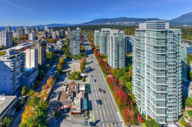 Vancouver, British Columbia, Kanada modern şehir siluetinin güneşli bir gün boyunca havadan görünümü.