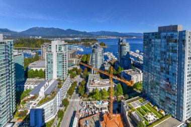 Vancouver, British Columbia, Kanada modern şehir siluetinin güneşli bir gün boyunca havadan görünümü.