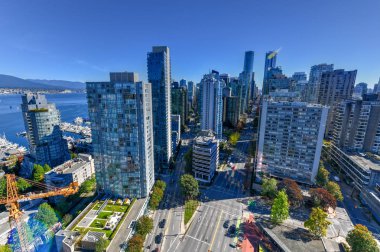 Vancouver, British Columbia, Kanada modern şehir siluetinin güneşli bir gün boyunca havadan görünümü.