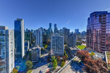 Vancouver, British Columbia, Kanada modern şehir siluetinin güneşli bir gün boyunca havadan görünümü.