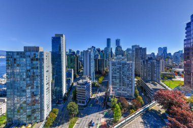 Vancouver, British Columbia, Kanada modern şehir siluetinin güneşli bir gün boyunca havadan görünümü.