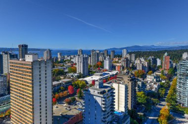 Vancouver, British Columbia, Kanada modern şehir siluetinin güneşli bir gün boyunca havadan görünümü.