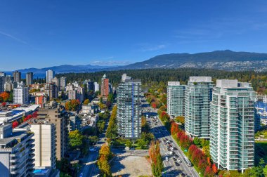 Vancouver, British Columbia, Kanada modern şehir siluetinin güneşli bir gün boyunca havadan görünümü.
