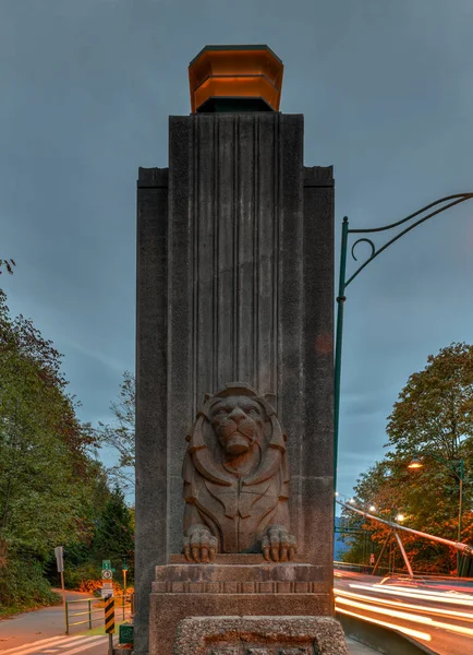 Monumenten Van Leeuw Oprijlaan Van Lions Gate Bridge Avond Vancouver — Stockfoto