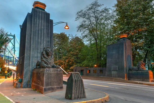 Lion Monument Vid Ingången Till Lions Gate Bridge Kvällen Vancouver — Stockfoto