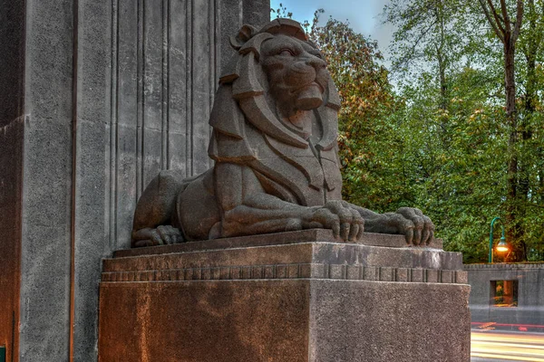 Löwendenkmäler Eingang Zur Löwentorbrücke Abend Vancouver Canada — Stockfoto