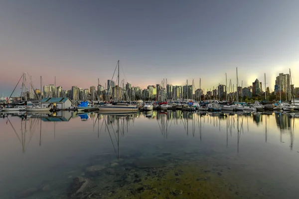 Vancouver Downtown manzarası alacakaranlıkta Stanley Park, Amerika Birleşik Devletleri.