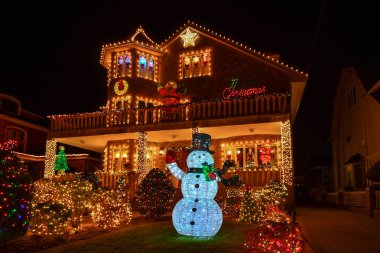 Canlı bir şekilde Noel için evleri dekore edilmiş