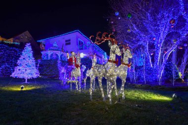 Canlı bir şekilde Noel için evleri dekore edilmiş