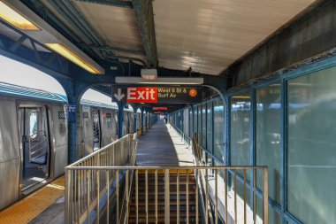 Batı 8. cadde Metro İstasyonu'na Brooklyn, New York City'deki yükseltilmiş satırında