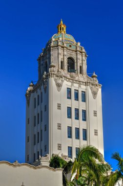 Beverly Hills City Hall güneşli bir Güney Kaliforniya'da.