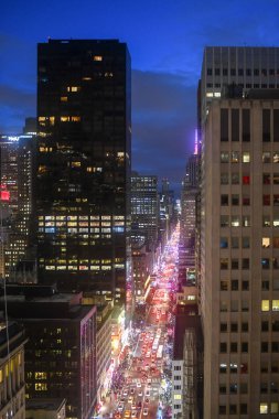 Midtown Manhattan akşam şehrin içinden otomobil sürücüsü olarak New York şehir manzarası.