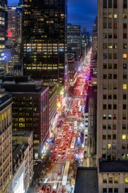 Midtown Manhattan akşam şehrin içinden otomobil sürücüsü olarak New York şehir manzarası.