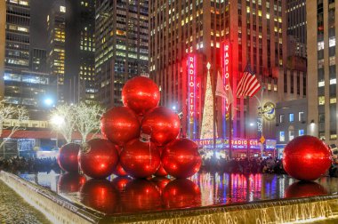 New York City - 25 Aralık 2018: New York City landmark, Rockefeller Center, Radio City Music Hall Noel süsleri Midtown Manhattan NYC süslenmiş bize