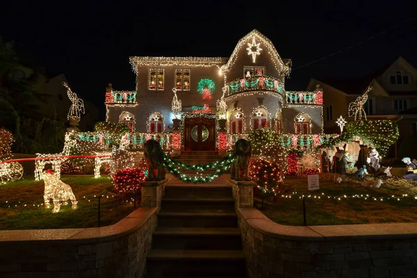 Casas Vívidamente Decoradas Para Navidad — Foto de Stock