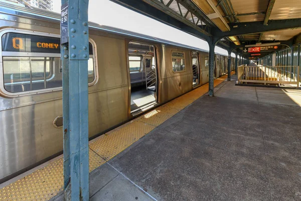 Podniesionymi Wiersza Stacji Metra West Street Brooklyn Nowy Jork — Zdjęcie stockowe
