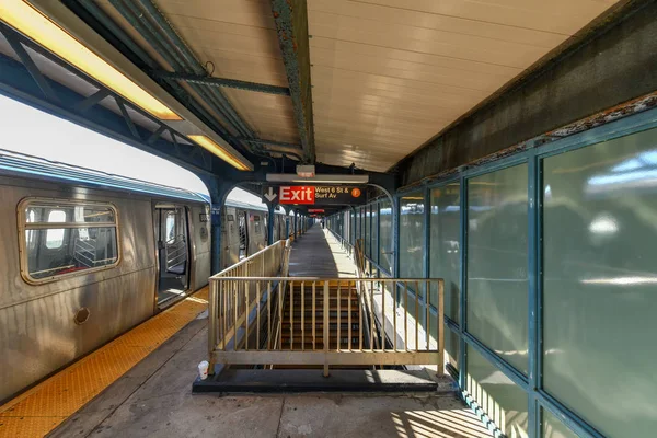 Zvýšená Linie Stanice Metra West Street Brooklynu New York City — Stock fotografie
