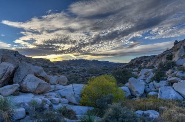 Barker Barajı Joshua Tree National Park içinde akşam günbatımında.